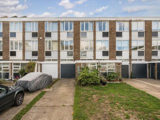 Silver Tree Close, Walton On Thames KT12 4 bed terraced house to rent £3,000 pcm £692 pw