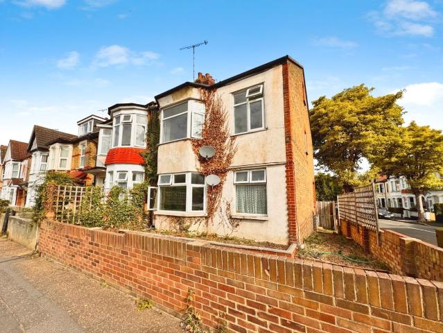Silverdale Avenue, Westcliff On Sea SS0, 2 bed flat to rent, £1,200 pcm | PrimeLocation