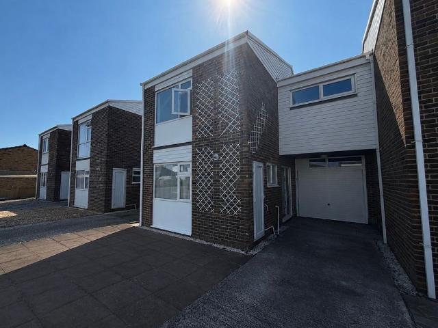 Silverdale Close, Bognor Regis PO21, 3 bed terraced house to rent, £1,795 pcm | PrimeLocation