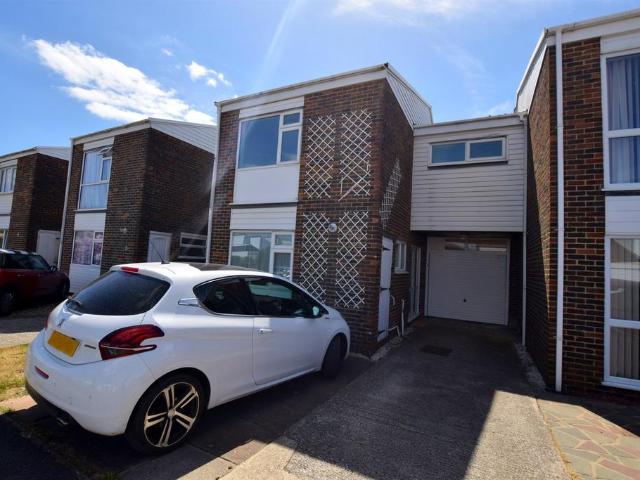 Silverdale Close, Pagham, Bognor. 3 bed terraced house to rent £1,950 pcm £450 pw