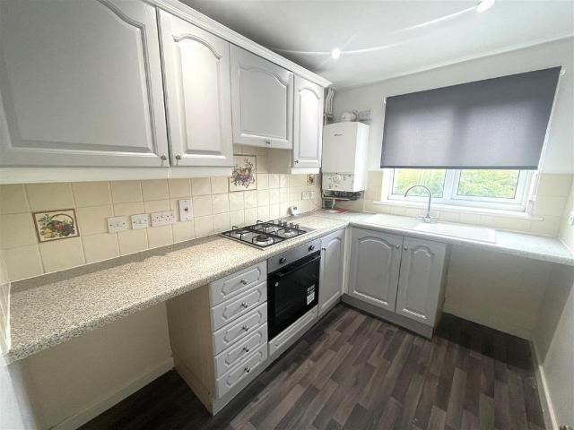 Silverstone Crescent, Stoke On Trent ST6 2 bed apartment to rent £625 pcm £144 pw