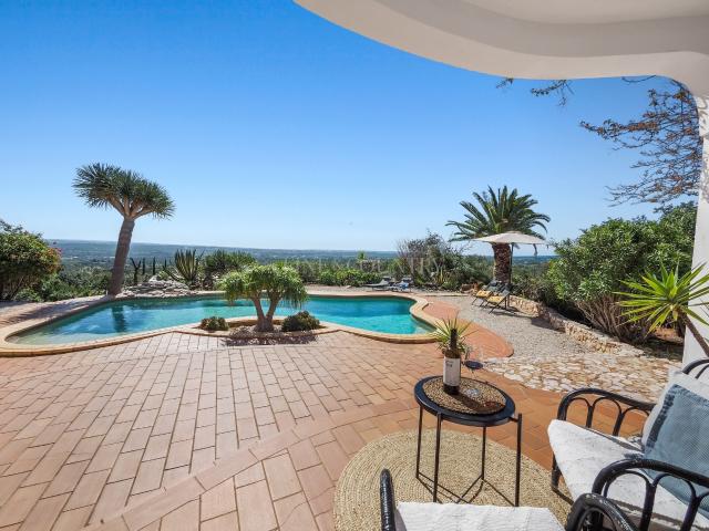 Silves – Moradia com 3 quartos, piscina, privacidade e vistas panorâmicas sobre o campo e o litoral