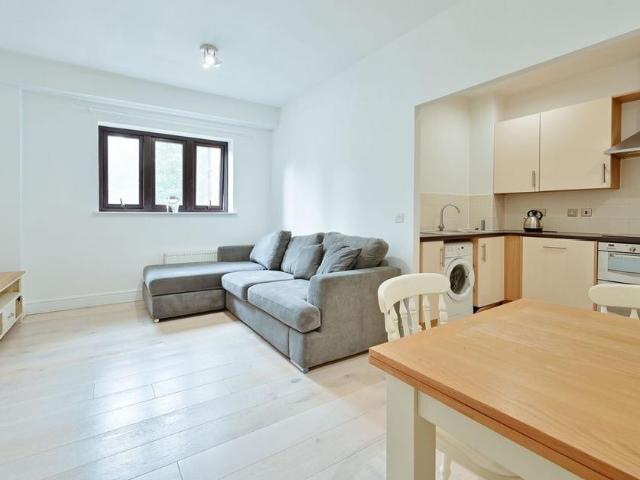 Silas Court, Lockhart Road, WD17. 2 bed flat to rent £1,700 pcm £392 pw