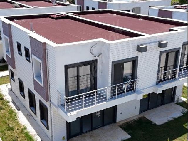 Silifke Kum Mahallesi'nde Havuzlu Site İçerisinde İkizVilla