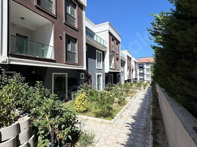Silivri Mimarsinan Mahallesinde 3 Katlı 5+2 Kiralık Villa