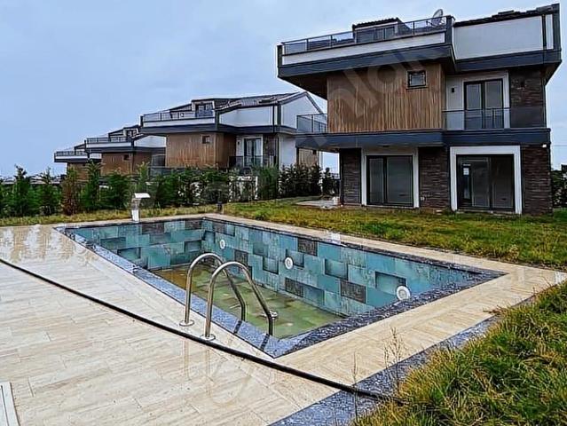 Silivri Ortaköy'de Satılık Havuzlu Villa, 500 M2 Arsası Mevcut