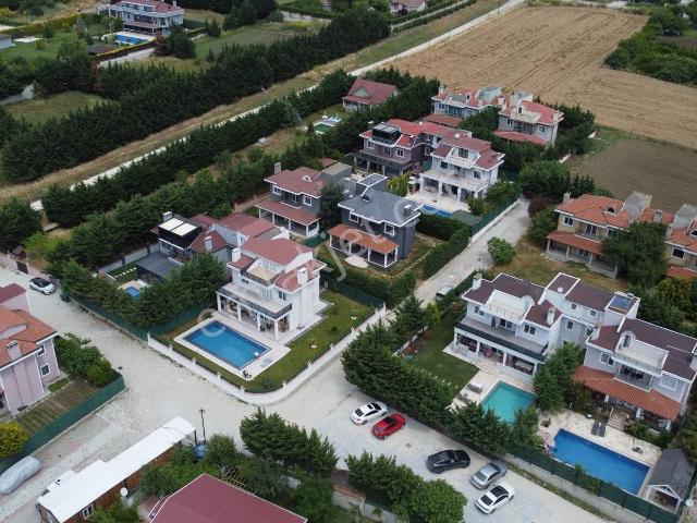 Silivri Ortaköyde Site İçerisinde Kiralık 4+1 Villa