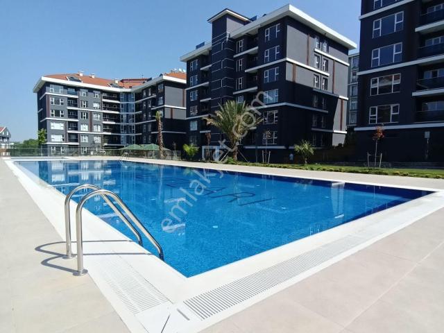 Silivri Atabek Konutlarında Havuz Cepheli 2+1 Kiralık Daire