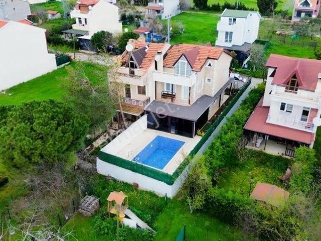 Silivri Çanta'da Denize Yürüme Mesafesinde Havuzlu 5+1 Villa