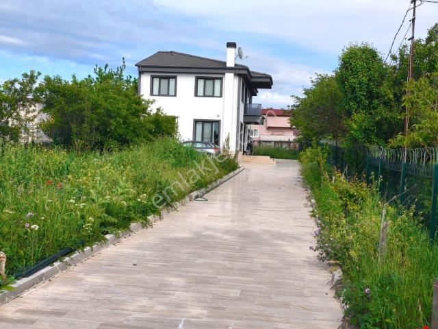 Silivri B.kılıçlı Merkezde 900m² Arsa İçinde 6+1 İskanlı Villa