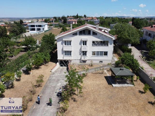 Silivri Çeltik'te 1600m² Arazi İçinde Satılık 9+2 Villa