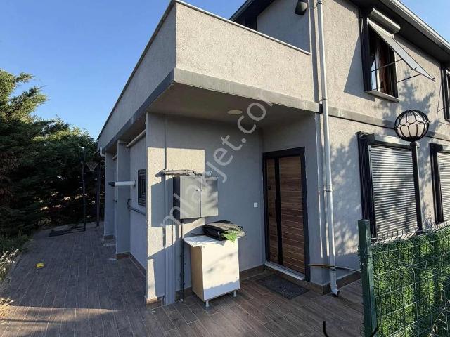 Silivri Kurfallı Köy Merkezinde Bakımlı 580 M2 İçinde Villa