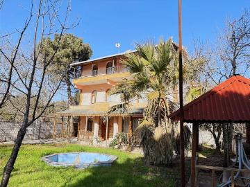 Silivri Kavaklı Bölgesinde Satılık Geniş Bahçeli Triplex Villa