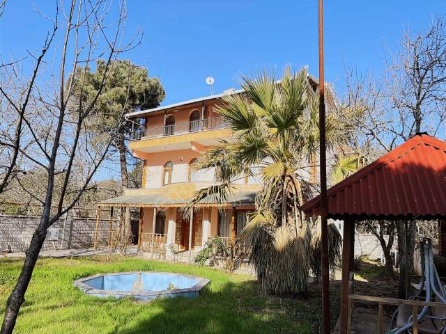Silivri Kavaklı Bölgesinde Satılık Geniş Bahçeli Triplex Villa