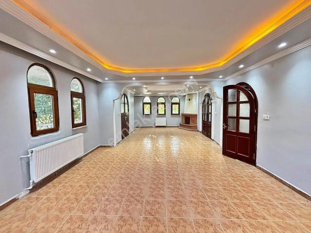 Silivri Kavaklı'da Üniversite Karşısı 7+1 Komple Kiralık Bina!