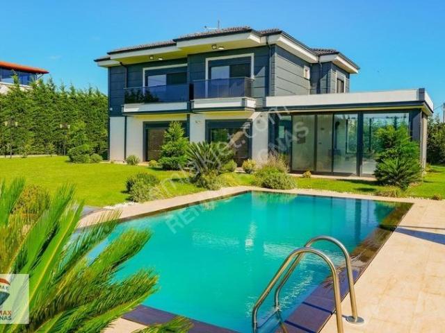 Silivri Kavaklı Mevkide 1000 M2 Arsa İçinde Satılık 5+2 Villa