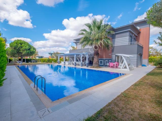 Silivri Star Life'ta 5+1 Havuzlu Satılık Lüks Villa