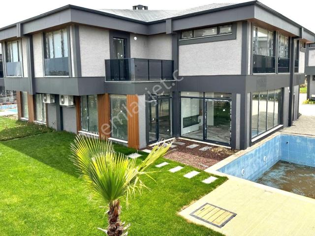 Silivri Selimpaşada Hakanlar İnşaattan Kiralık 400m2 4+1 Villa
