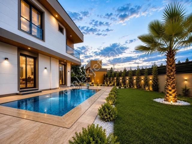 Silivri'de Havuzlu Site İçi Lüks Villa Geniş Bahçe Modern Mimari