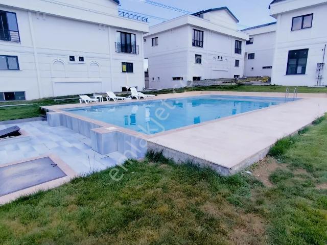 Silivride Satılık Site İçi Sıfır 4+1 Havuzlu Tripleks Villa