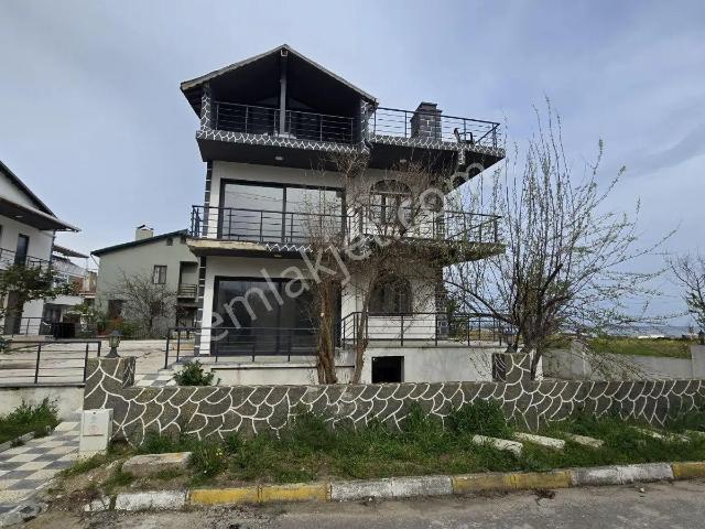 Silivri'de Panoramik Deniz Manzaralı Satılık Müstakil Villa