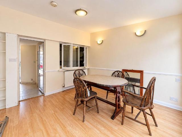 Silkstream Road, Edgware, HA8 3 bed terraced house to rent £2,100 pcm £485 pw
