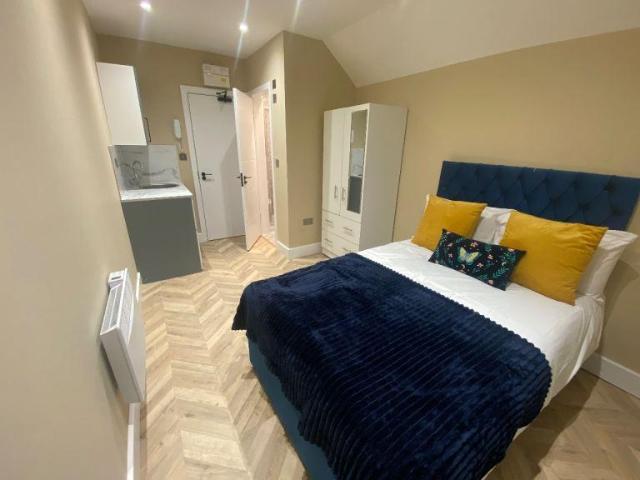 Sipson Ln, London, UB7 5 bed house to rent £4,500 pcm £1,038 pw