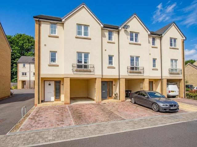 Sir Bernard Lovell Road, Malmesbury. 4 bed house to rent £1,900 pcm £438 pw