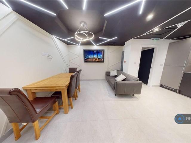 Sir Henry Parkes Road, Coventry, CV4 6 bed semi detached house to rent £4,250 pcm £981 pw