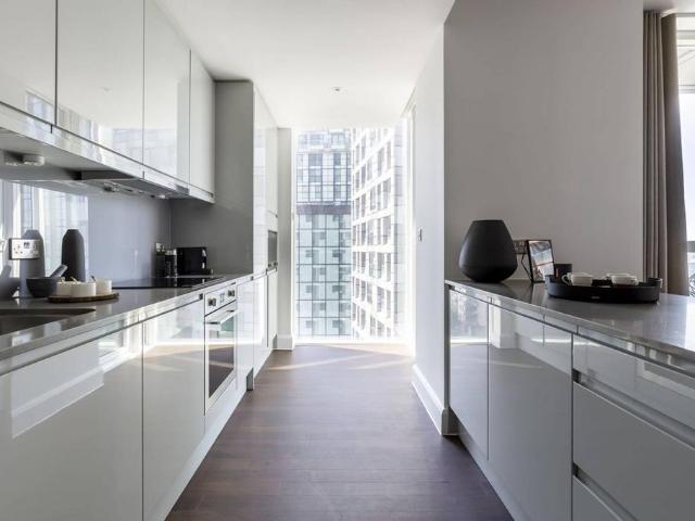 Sirocco Tower, Canary Wharf, LONDON, E14 3 bed flat to rent £4,250 pcm £981 pw