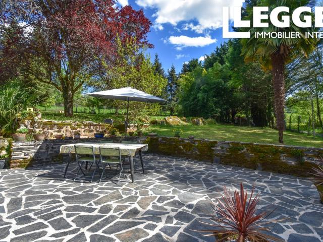 Sise au calme, ensemble immobilier avec deux habitations,grange, piscine sur grand terrain 1ha environ