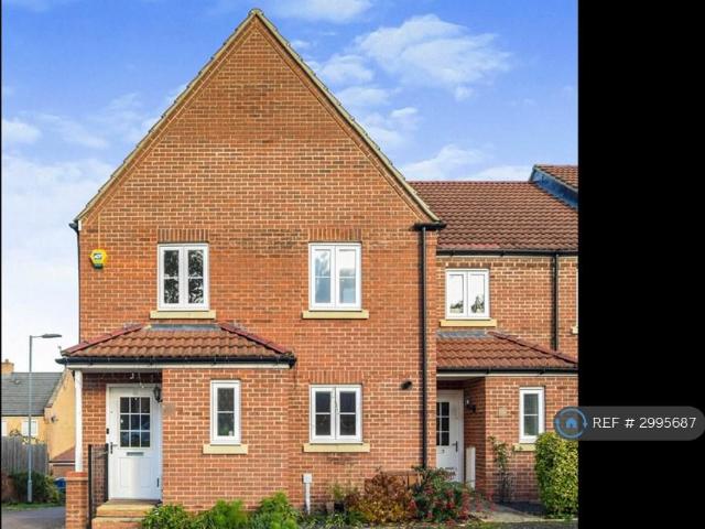 Siskin Drive, Hemel Hempstead, HP3 4 bed end of terrace house to rent £2,650 pcm £612 pw