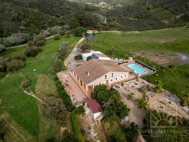 Situada numa zona rural tranquila, a apenas 7 minutos de Alj. 314m² Aljezur