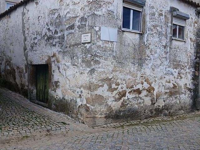 Situada na pitoresca aldeia de Ferreirim, no concelho de Sernancelhe, esta encantadora ruína em pedra apresenta um enorme potencial para dar vida ao seu projeto de sonho