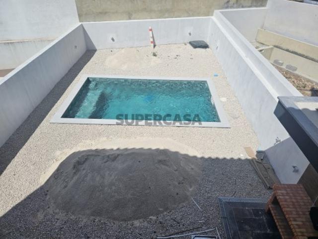 Situada na zona da Ramada/Caneças, fantástica moradia T3+1