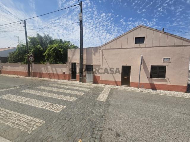Situada no Bombarral, moradia T3+1 com garagem e logradouro de 286 m2