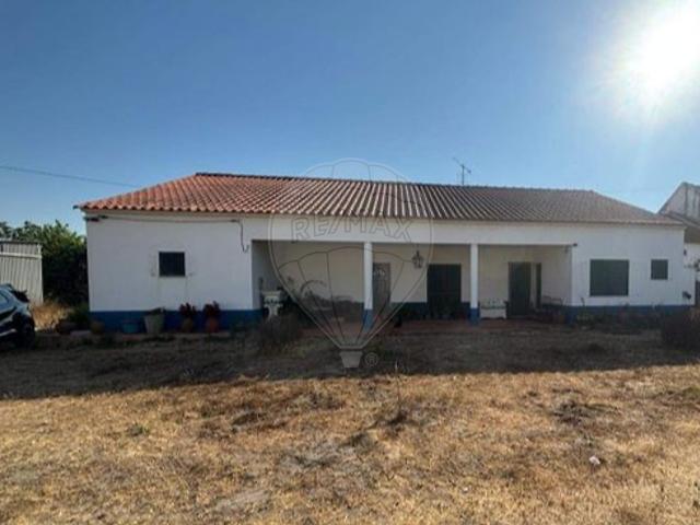 Situada no coração do Ribatejo, no concelho de Coruche, esta magnífica herdade com vocação agrícola destaca se pela sua vasta área dedicada à cultura de arroz, um dos produtos emblemáticos da região. A propriedade estende se por dezenas de hectares planos e férteis, com solo e condições climáticas ideais para a produção de arroz de elevada qualidade