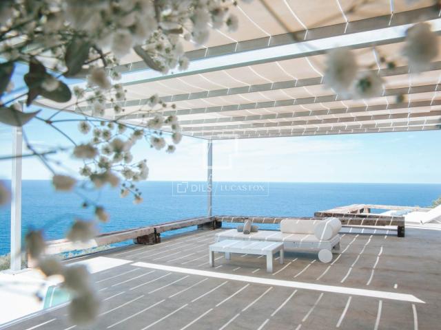 Situada en la costa noroeste de Ibiza, la villa emerge orgán. 730m² Port de sant niquel