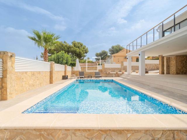 Situada en la prestigiosa zona residencial de Entrepinos, ju. 322m² La Eliana