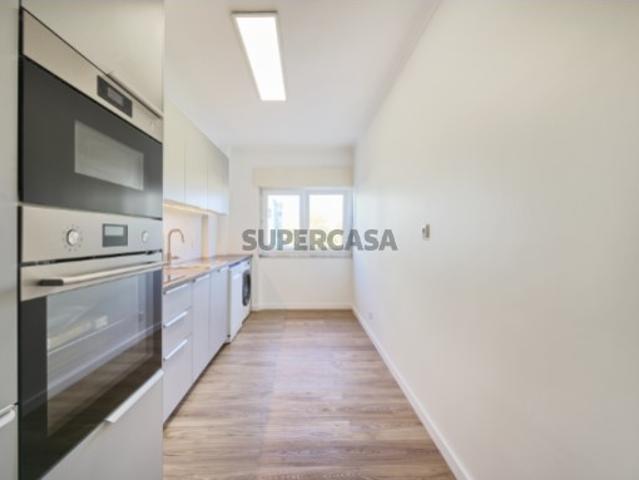 Situado na Arroja, T3 remodelado, com muita luz natural
