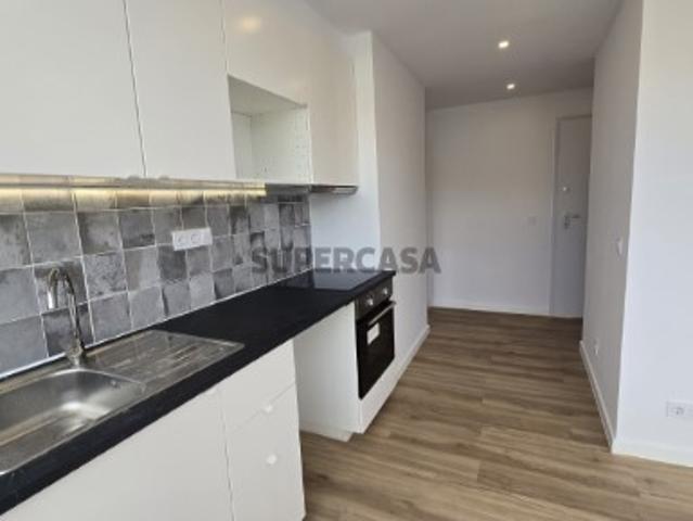 Situado na Damaia de Cima, apartamento T2 totalmente remodelado