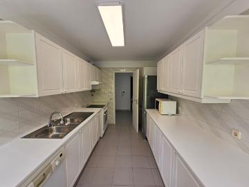 Situado na Quinta das Flores, Santo António dos Cavaleiros, apartamento T1 com arrecadação