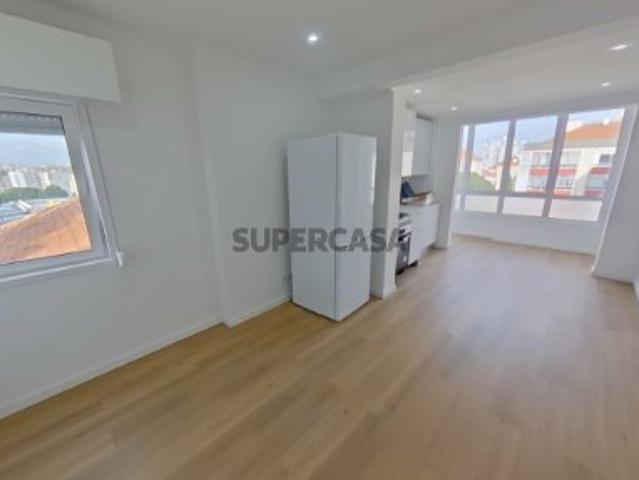 Situado na Reboleira, apartamento T1, remodelado