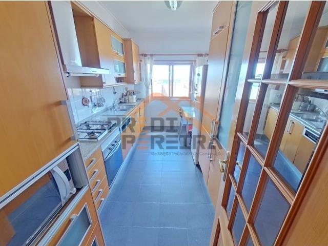 Situado na Serra da Amoreira, apartamento T3 com dois parqueamentos e duas arrecadações