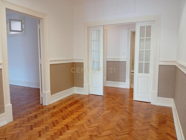 Situado no Bairro Azul junto do Metro e do El Corte Inglês/Fundação Gulbenkian, tem este apartamento com traça antiga com 7 assoalhadas dispostas numa área de 200 m²