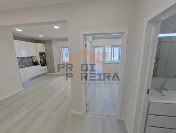 Situado no centro da Amadora. T1 com varanda, remodelado