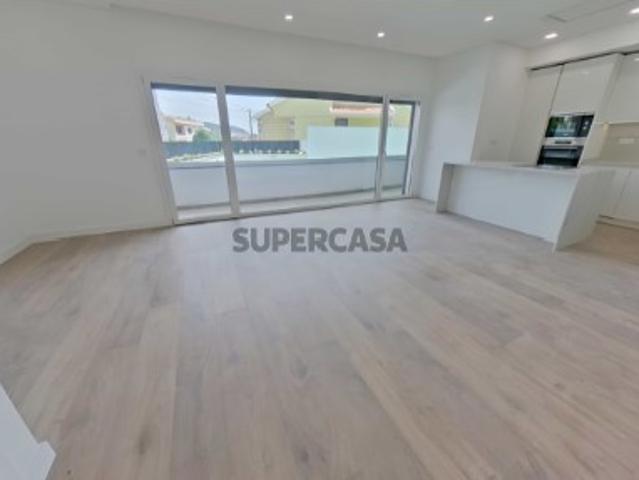 Situado no centro de Caneças, magnífico apartamento T3 com terraço de 84m2, três parqueamentos e arrecadação
