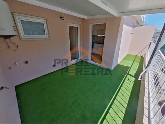 Situado no Pendão, Queluz, T2 remodelado, com varanda