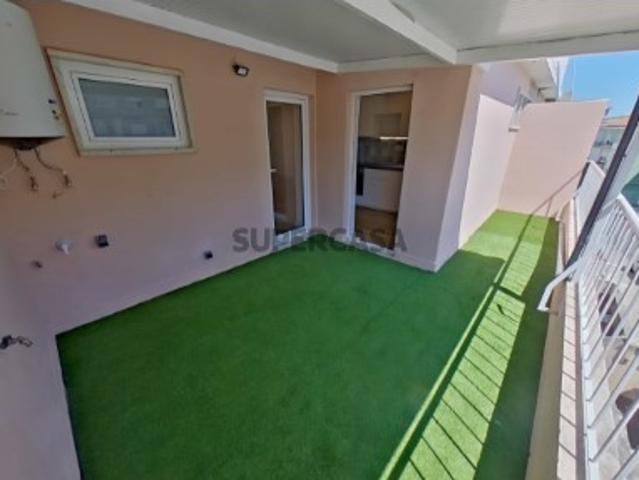 Situado no Pendão, Queluz, T2 remodelado, com varanda
