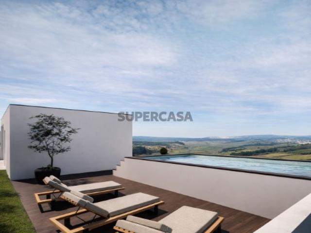 Situado no Sobral da Lagoa, terreno urbano